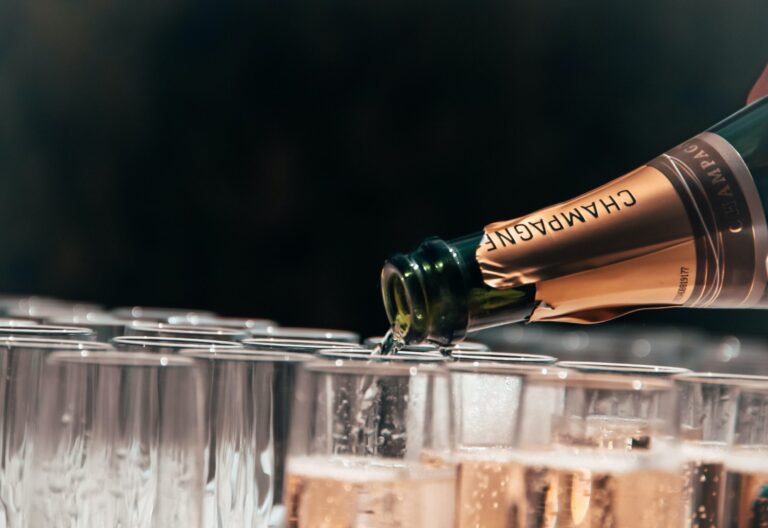 Care este Diferența dintre Șampanie și Vin Spumant?